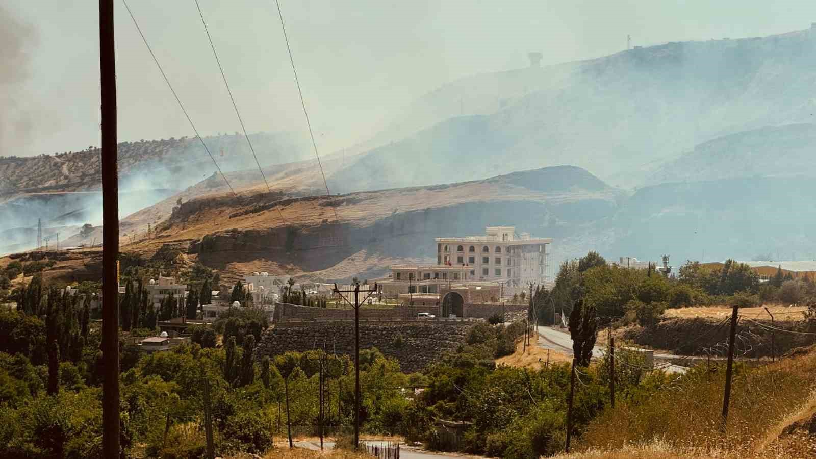 Silopi’de anız yangını, alevler 15 dönümü sardı 