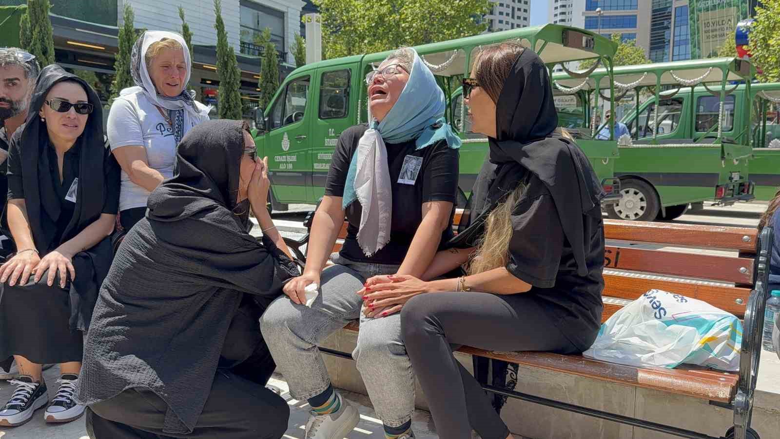 Sosyal fenomeni Nihal Candan son yolculuğuna uğurlandı 
