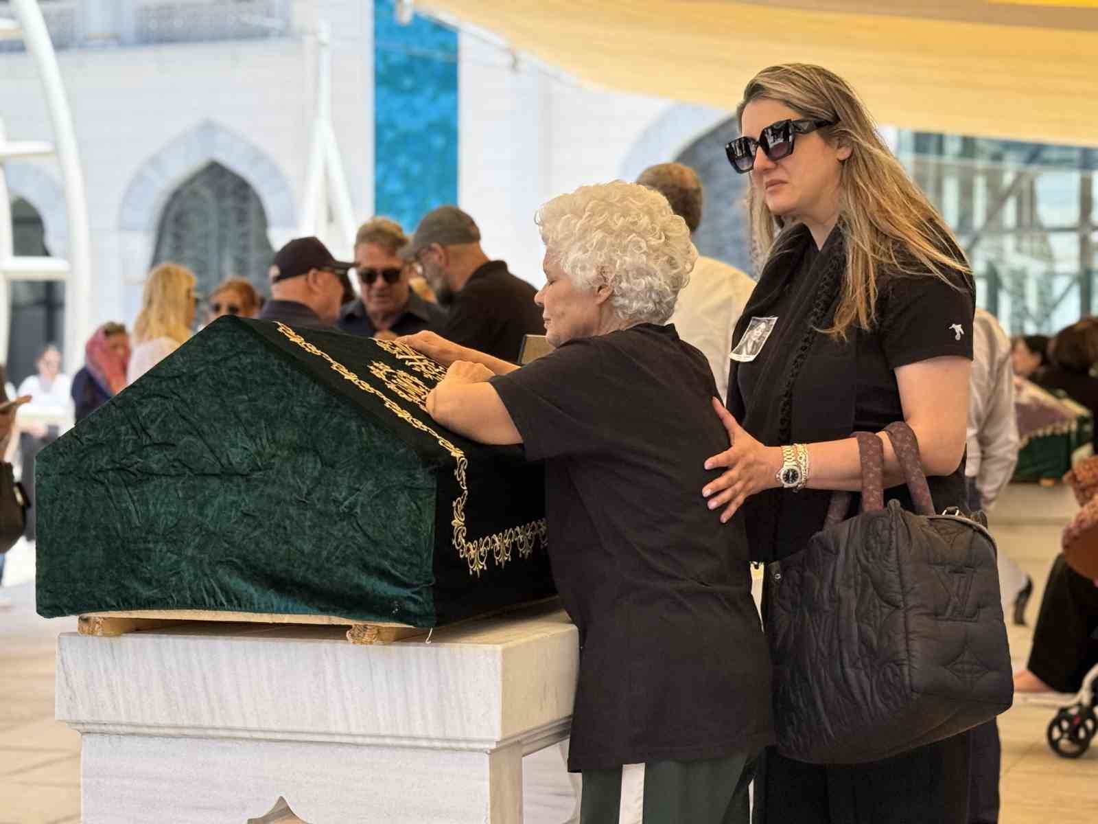 Sosyal fenomeni Nihal Candan son yolculuğuna uğurlandı 