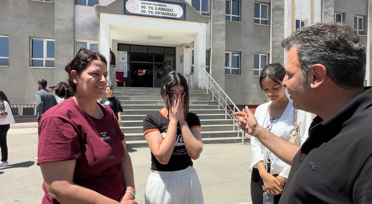 YKS çıkışı duygusal anlar: Gözyaşlarına boğulan genç kızı annesi teselli etti 