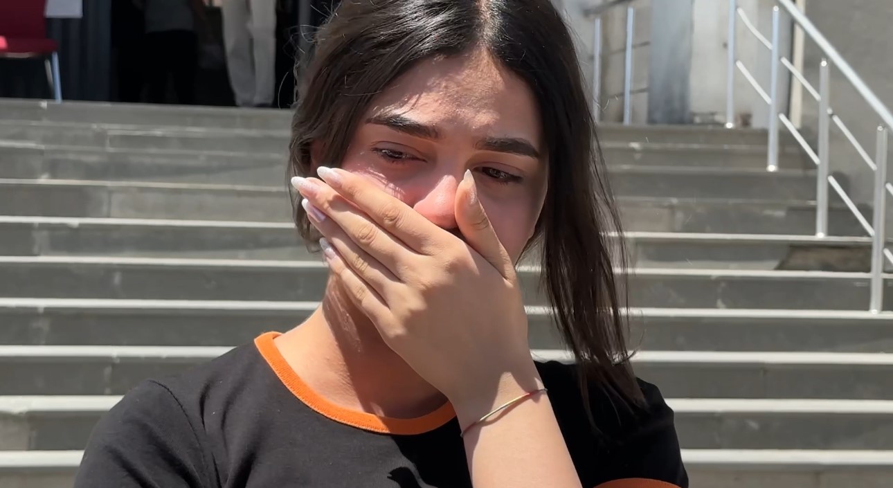 YKS çıkışı duygusal anlar: Gözyaşlarına boğulan genç kızı annesi teselli etti 