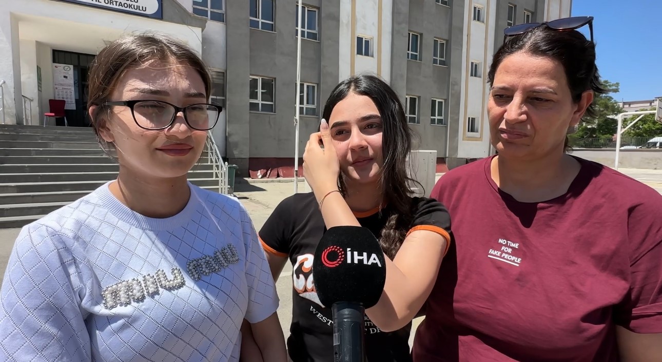 YKS çıkışı duygusal anlar: Gözyaşlarına boğulan genç kızı annesi teselli etti 