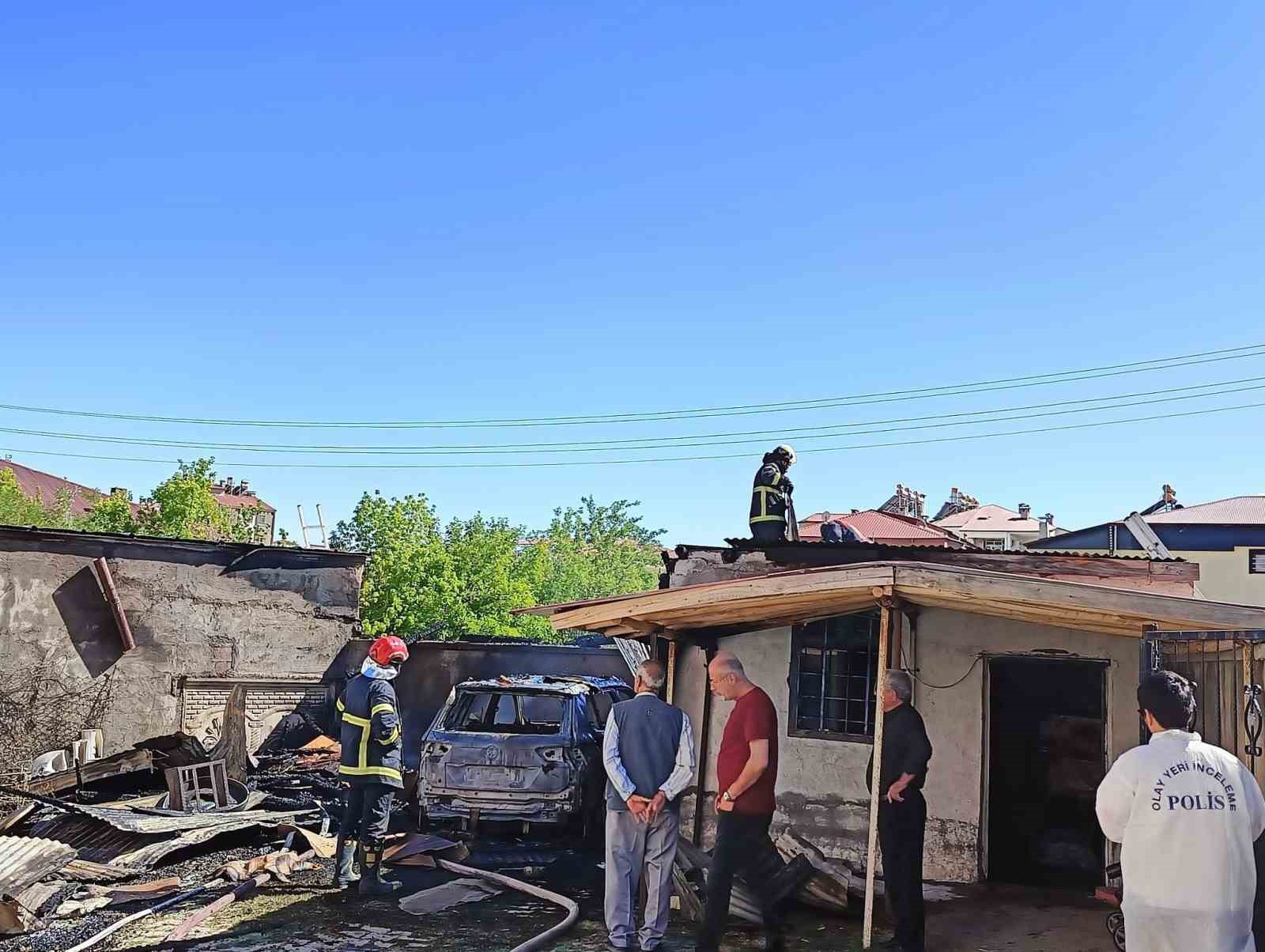 Elazığ’da korkutan yangın: Araba kullanılamaz hale geldi, odunluk kül oldu 