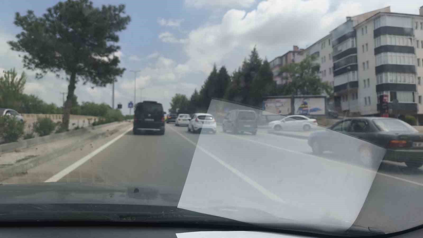 Hem trafiği tehlikeye attılar hem de sınavdaki adayların dikkatini dağıttılar 