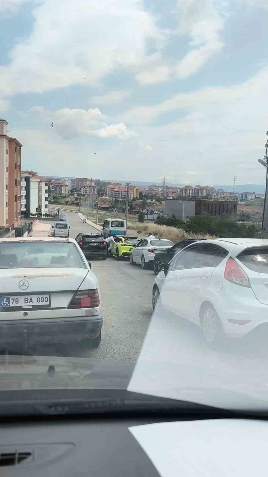 Hem trafiği tehlikeye attılar hem de sınavdaki adayların dikkatini dağıttılar 
