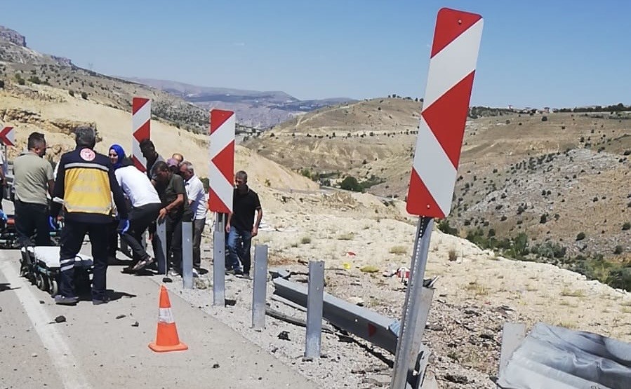 Malatya’da otomobil bariyerlere çarparak takla attı: 1 ölü, 2 yaralı 