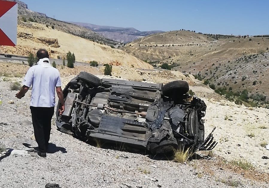 Malatya’da otomobil bariyerlere çarparak takla attı: 1 ölü, 2 yaralı 