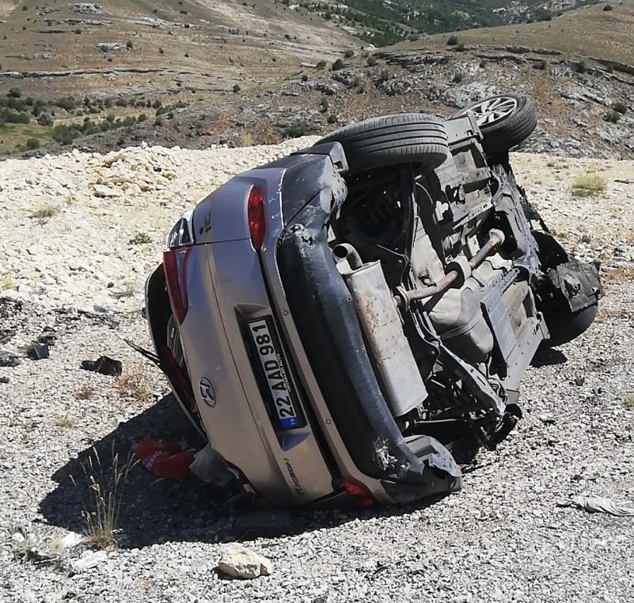 Malatya’da otomobil bariyerlere çarparak takla attı: 1 ölü, 2 yaralı 