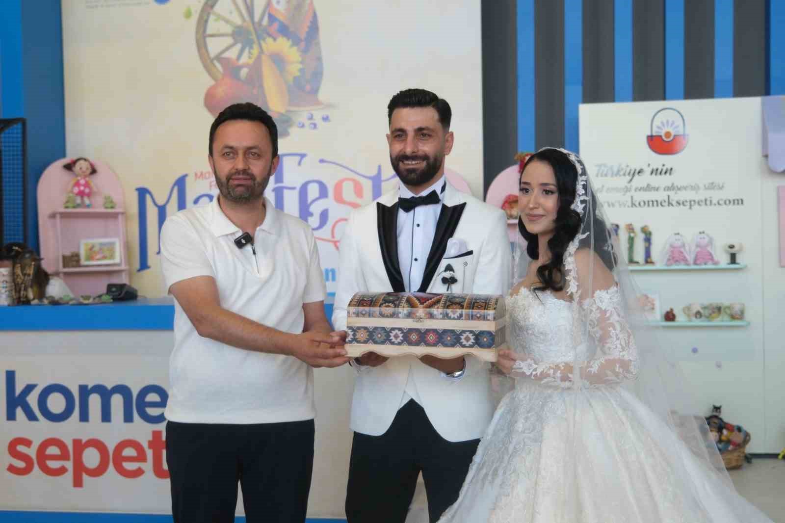 Fotoğraf çekimine gelen gelin ve damat festivale renk kattı 