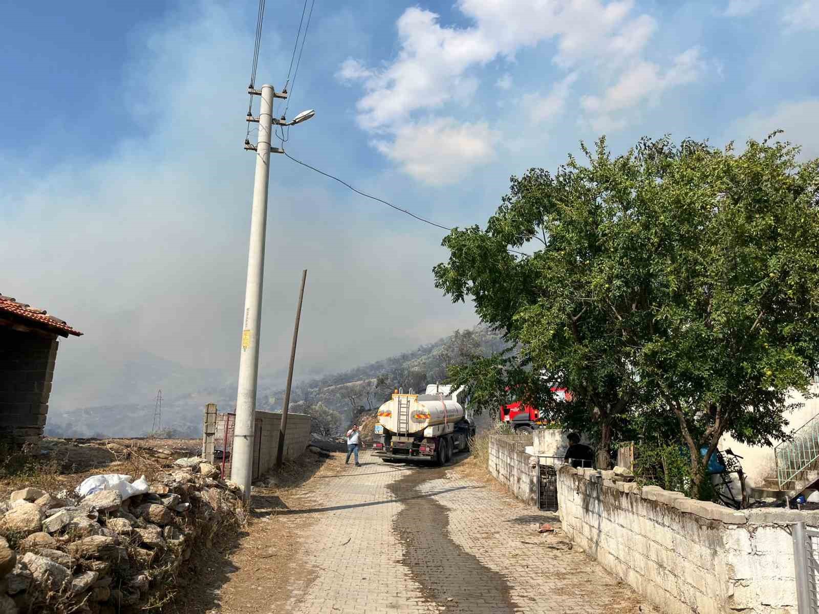 Aydın Efeler’de zirai alanda yangın, bazı evlerde hasar oluştu 