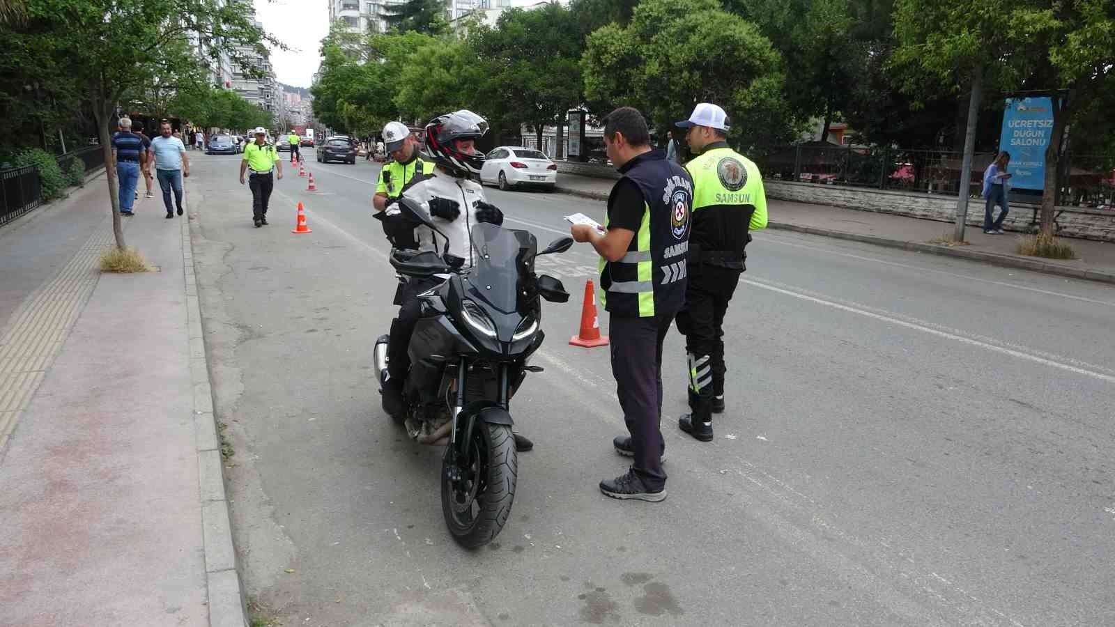 Samsun’da Dünya Motosiklet Günü’nde polislerden sürücülere 