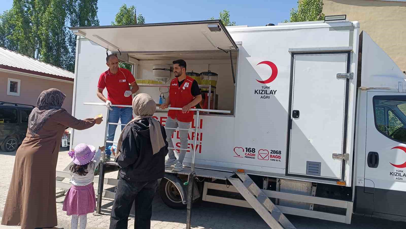 Ağrı’da Kızılay gönüllülerinden YKS’de öğrenci ve velilere ikram 