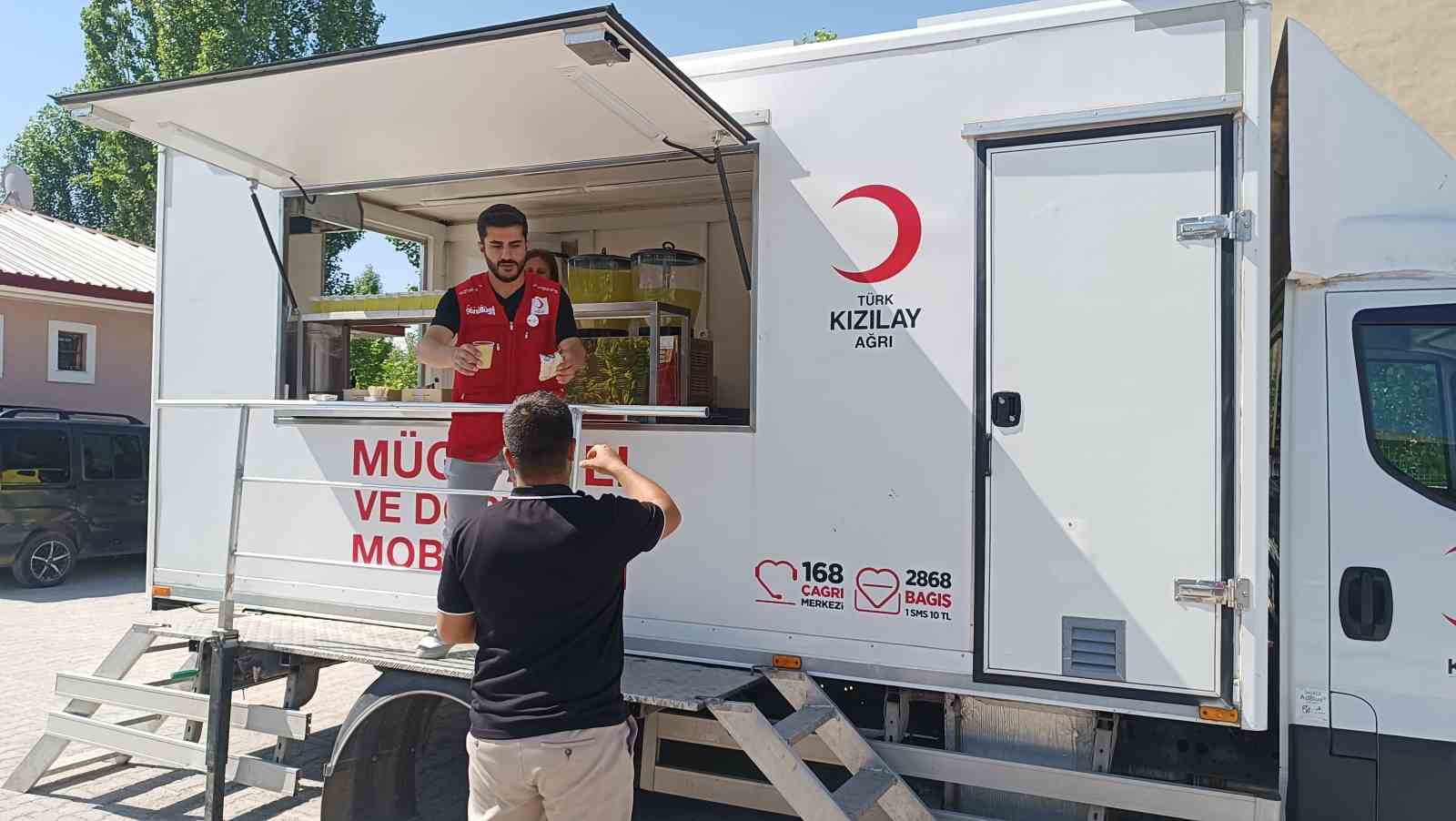 Ağrı’da Kızılay gönüllülerinden YKS’de öğrenci ve velilere ikram 