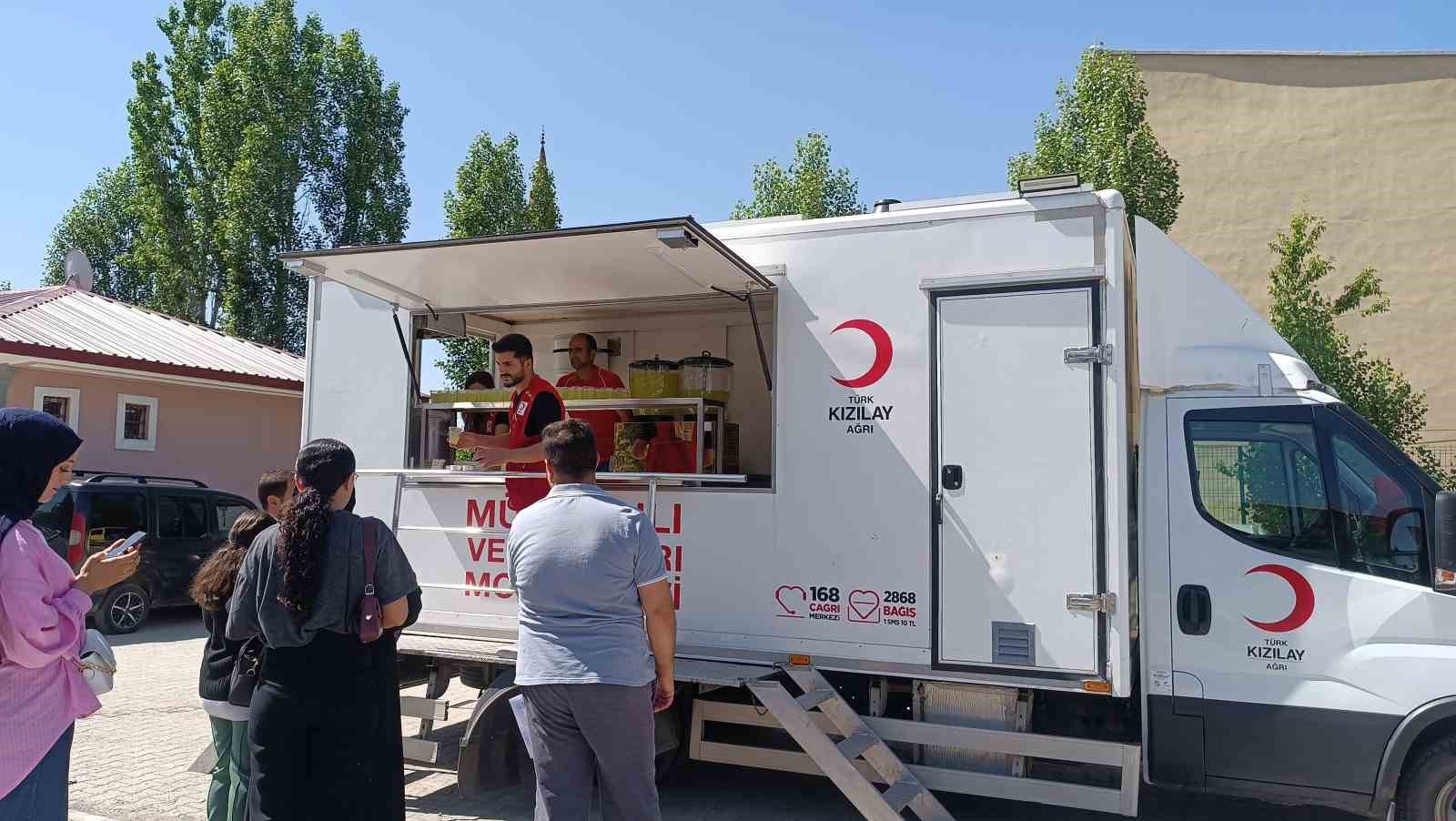 Ağrı’da Kızılay gönüllülerinden YKS’de öğrenci ve velilere ikram 