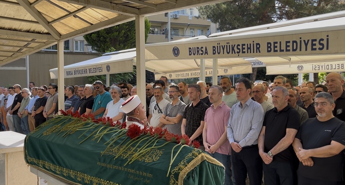 Karne gününde görevi başında fenalaşan öğretmen hayatını kaybetti 