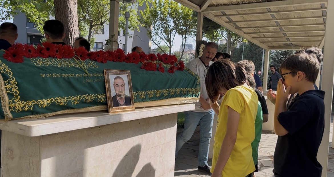 Karne gününde görevi başında fenalaşan öğretmen hayatını kaybetti 