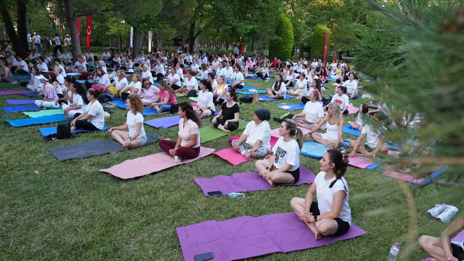 Denizli’de 300 kadın aynı anda yoga yaptı 