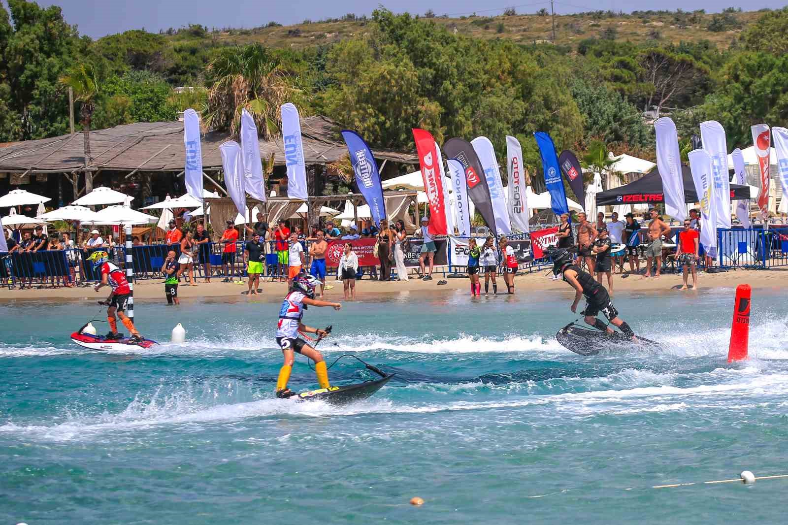 Dünya Motosurf Şampiyonası Çeşme’de renkli görüntülerle start aldı 