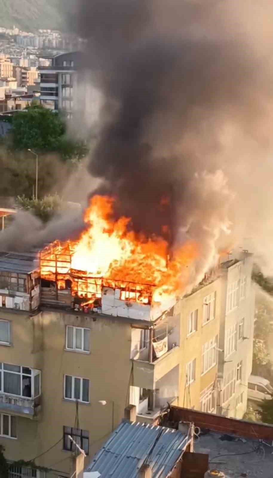 Bursa’da 5 katlı binanın çatı katı alevlere teslim oldu 