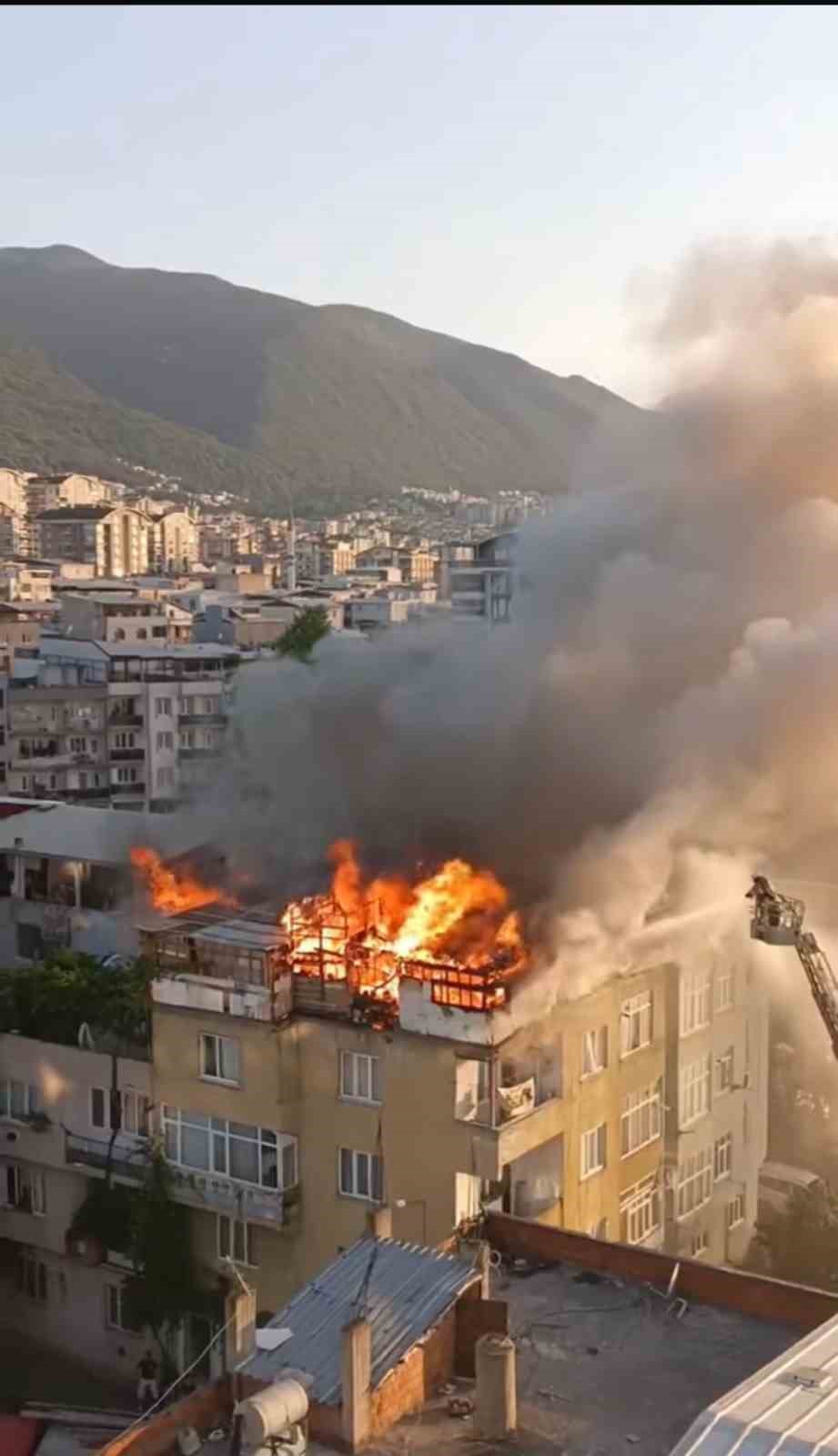 Bursa’da 5 katlı binanın çatı katı alevlere teslim oldu 