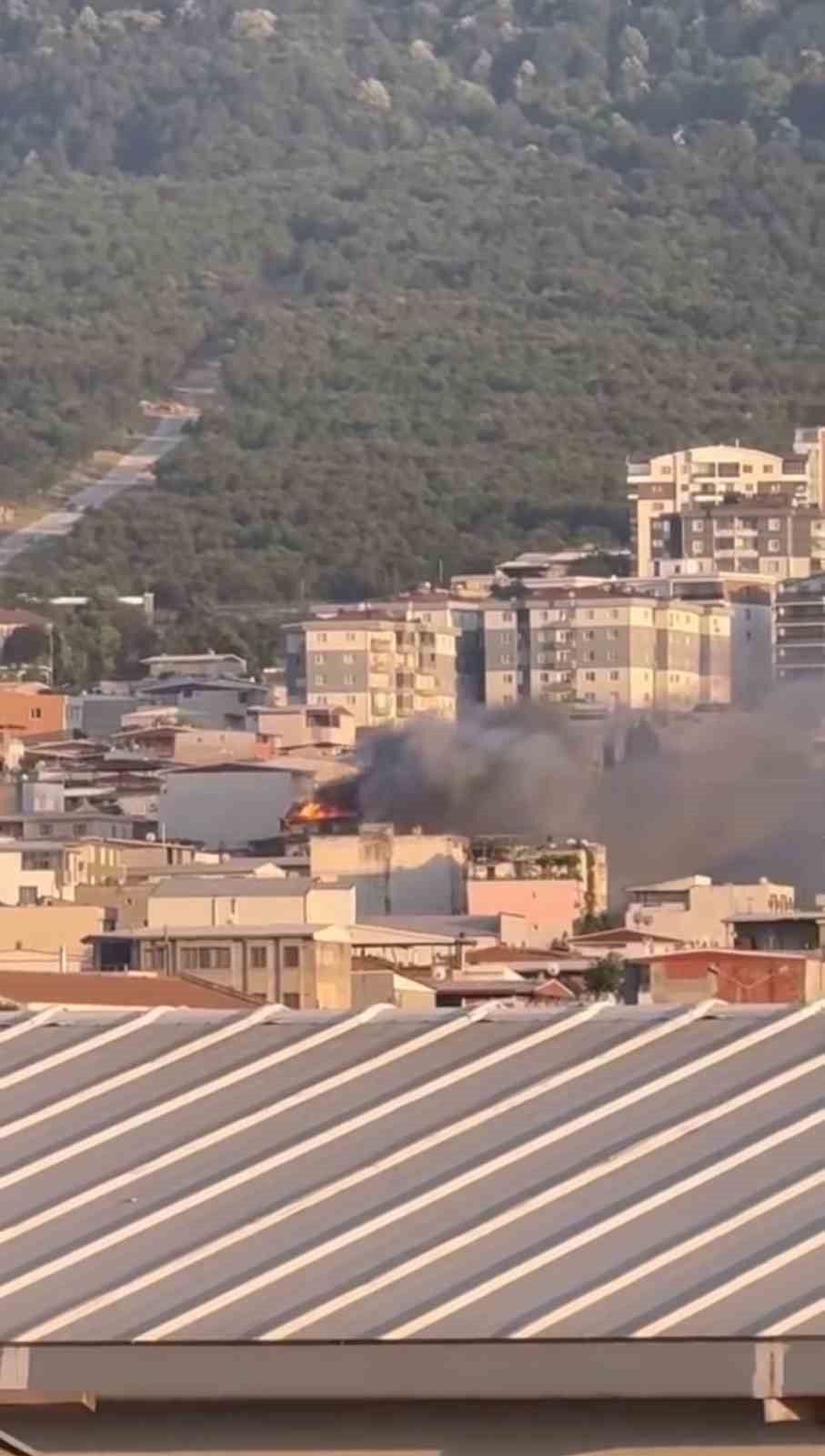Bursa’da 5 katlı binanın çatı katı alevlere teslim oldu 