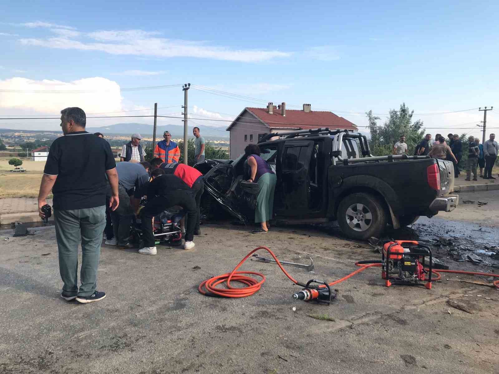 İki araç kafa kafaya çarpıştı: 1 ölü 1 yaralı 
