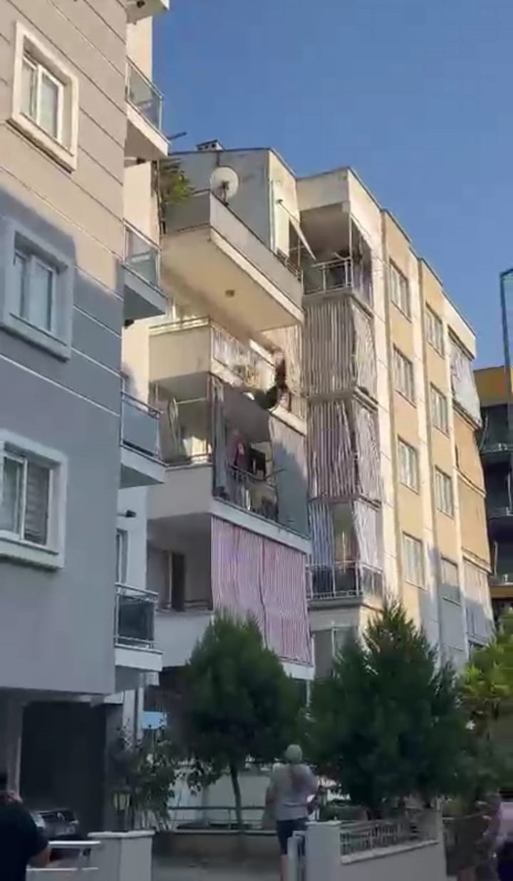 Balkona çıkıp kendini boşluğa bırakan kadın ağır yaralandı