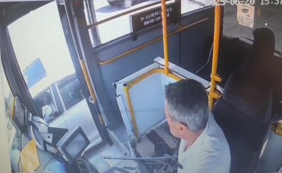 Gaziantep’te otobüs şoförüne direksiyon başında silahlı saldırı: O anlar kamerada 