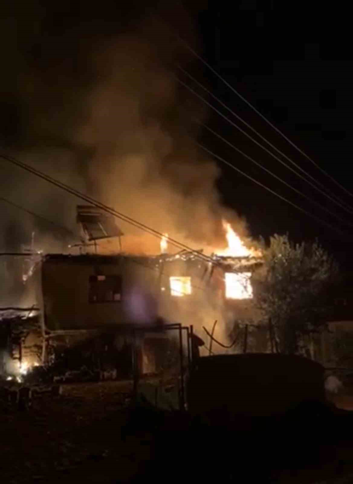 Zile’de köy evi çıkan yangında küle döndü 