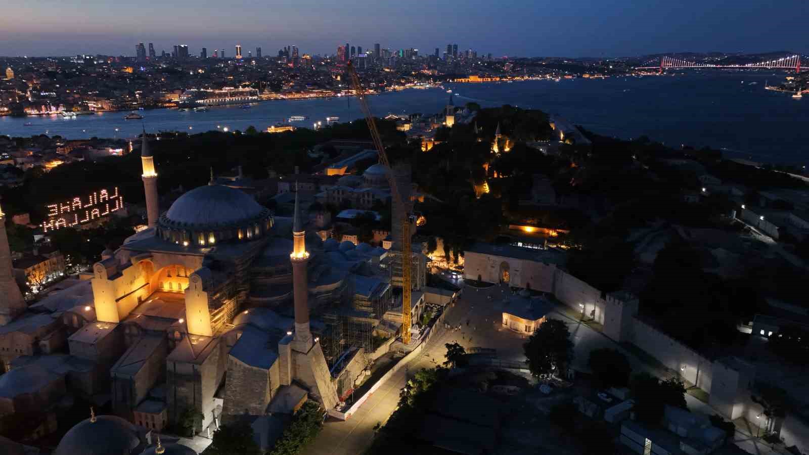 Topkapı Sarayı gece ziyaretçilerini ağırlamaya başladı 