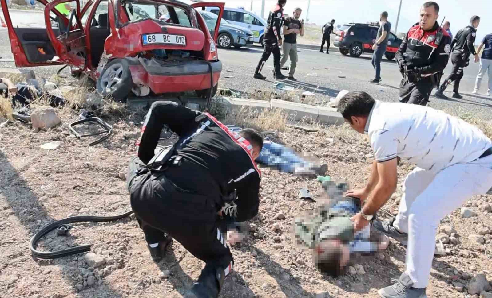 Aksaray’da hafif ticari araçla otomoblin çarpıştığı kazada ilk belirlemelere göre 1 kişi öldü 8 kişi de yaralandı. Yaralıların refüje savrulduğu...