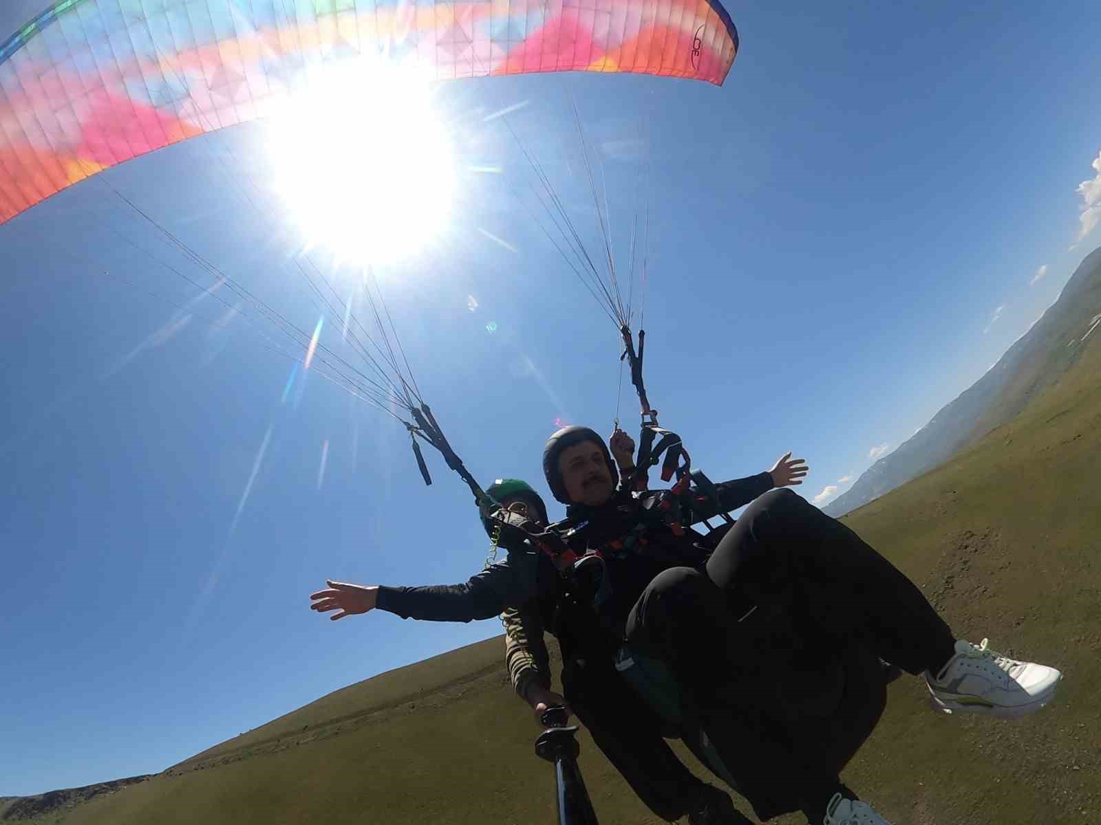 Adrenalin tutkunu Erzurum Valisi Mustafa Çiftçi, bu defa yamaç paraşütüyle zirveden uçtu 