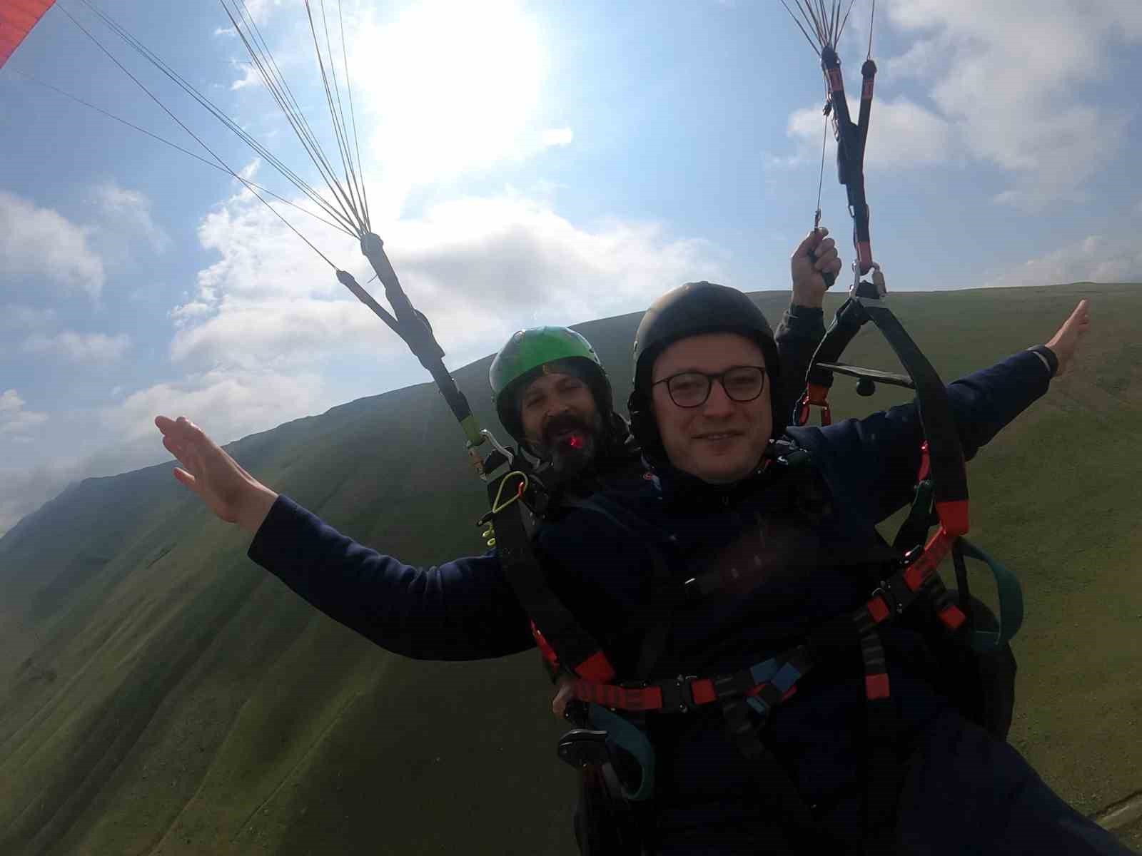 Adrenalin tutkunu Erzurum Valisi Mustafa Çiftçi, bu defa yamaç paraşütüyle zirveden uçtu 
