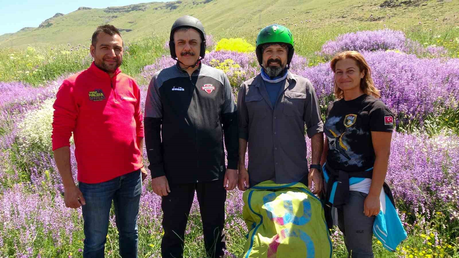 Adrenalin tutkunu Erzurum Valisi Mustafa Çiftçi, bu defa yamaç paraşütüyle zirveden uçtu 