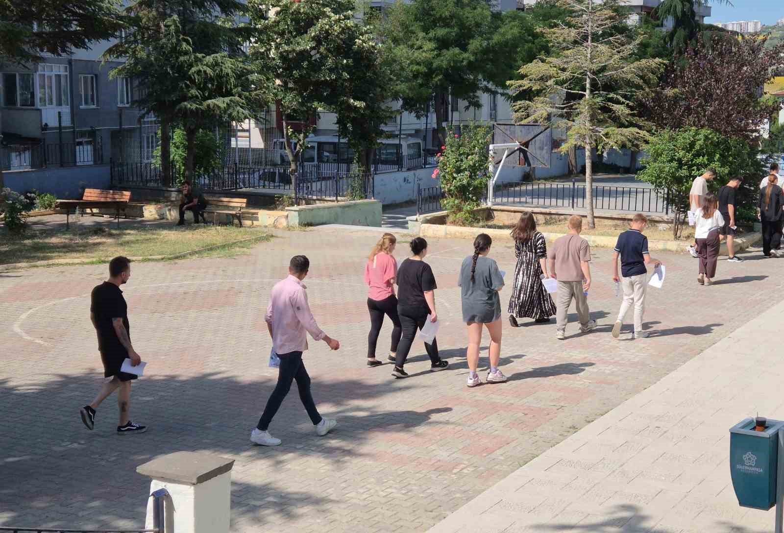 Sınava son dakika koşarak yetiştiler 