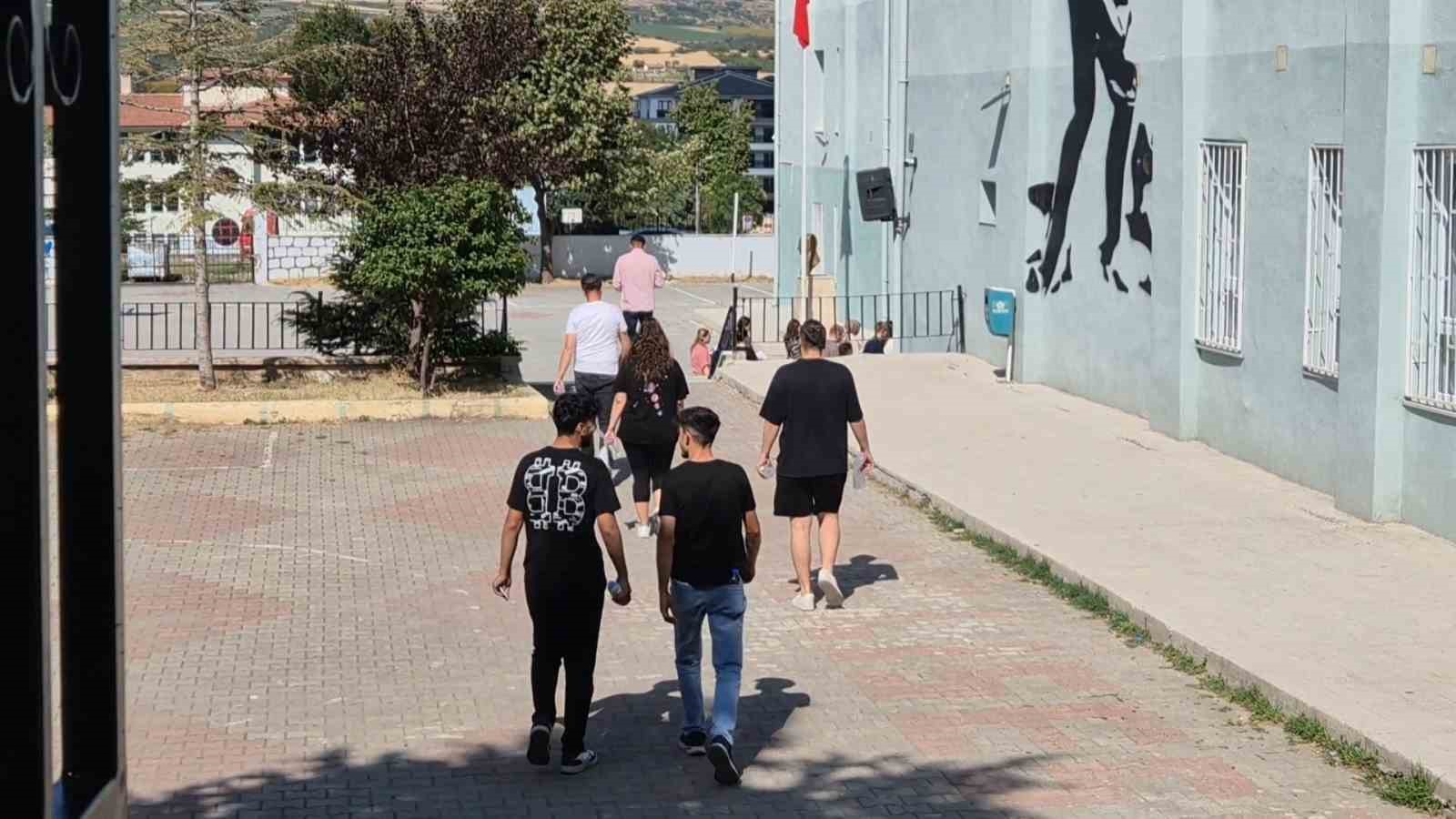 Sınava son dakika koşarak yetiştiler 