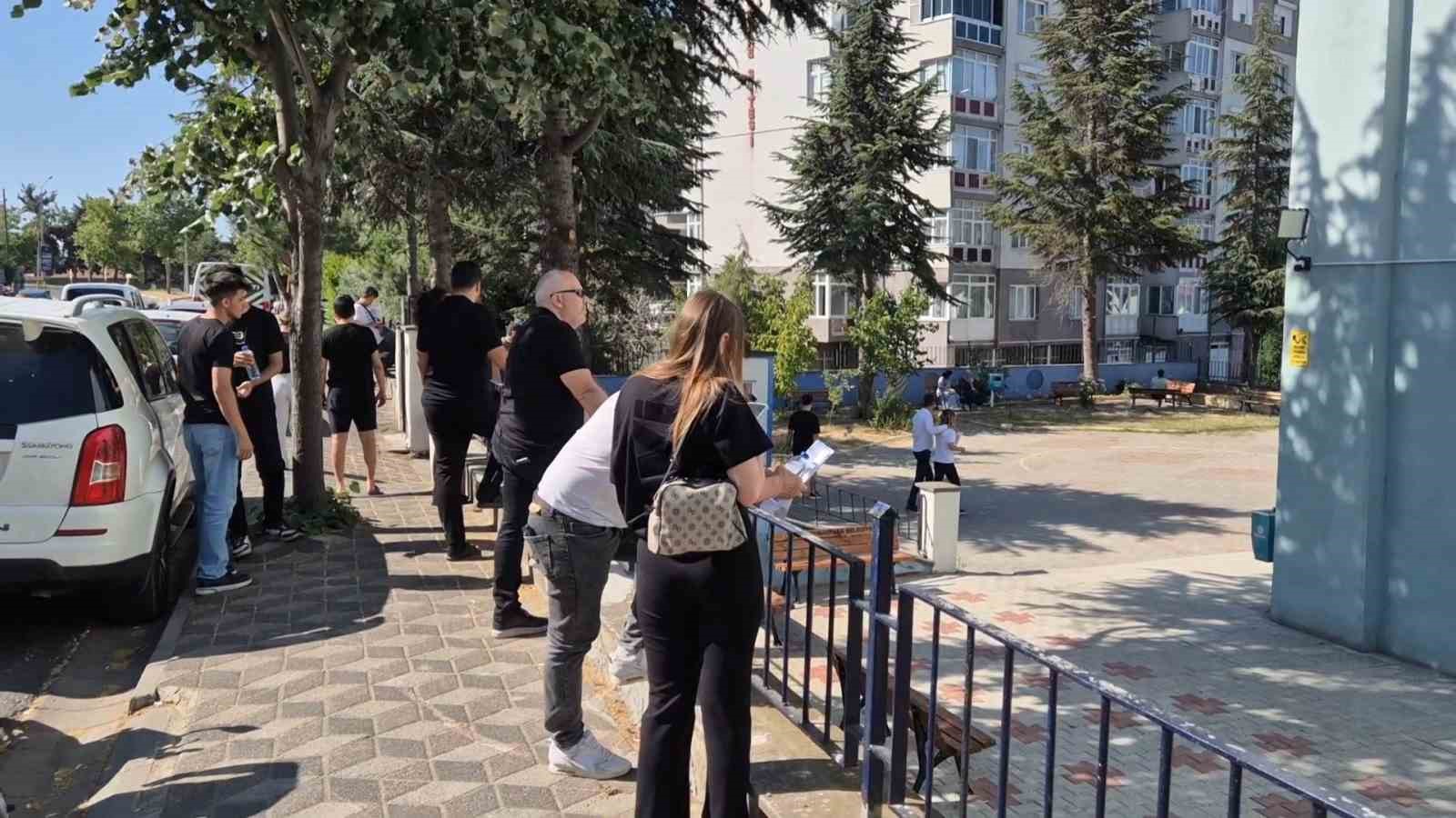 Sınava son dakika koşarak yetiştiler 