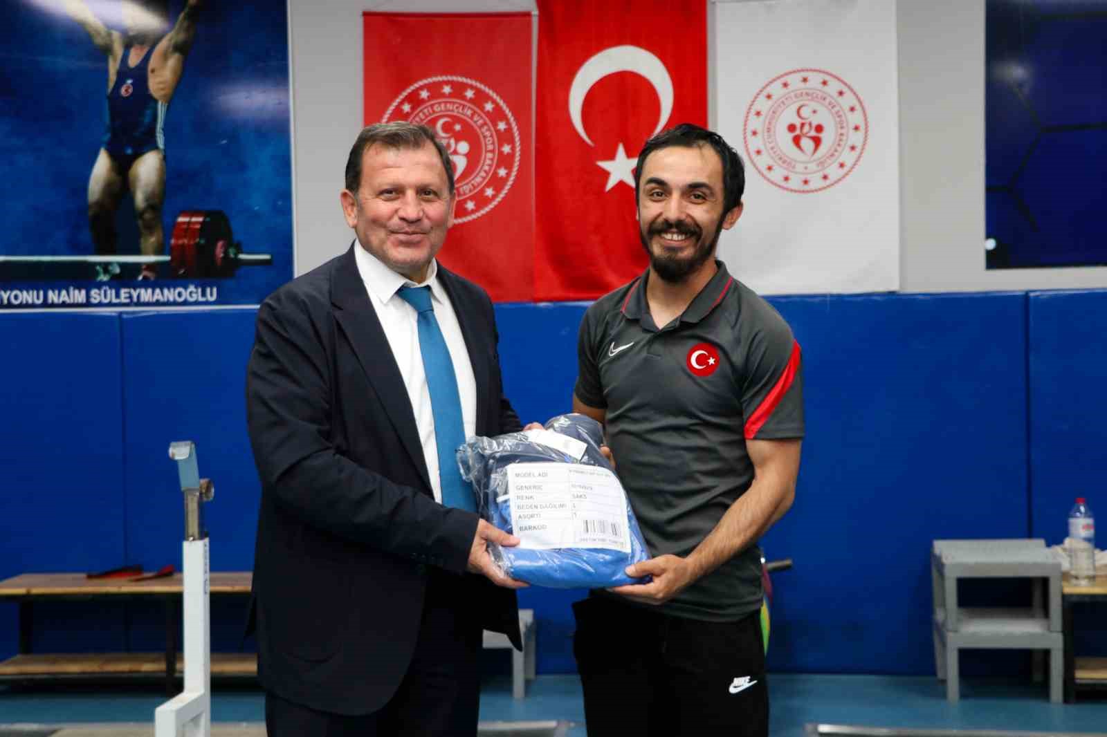 Kayseri’de haltercilere yeni ekipman desteği 