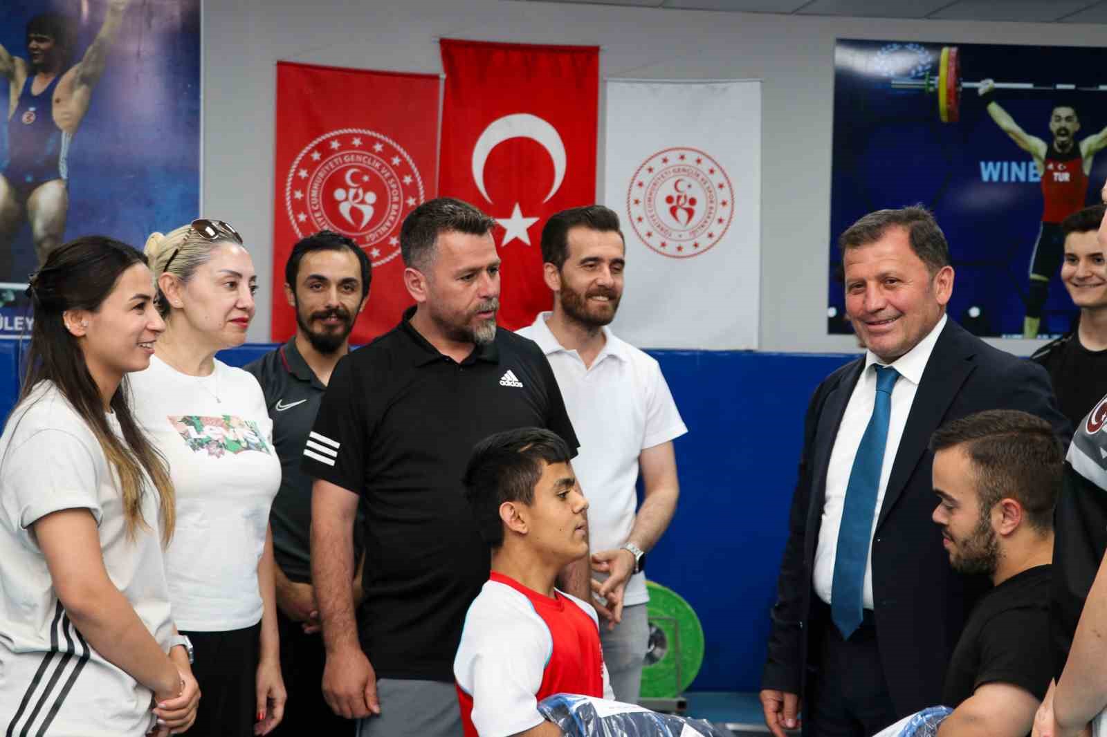 Kayseri’de haltercilere yeni ekipman desteği 
