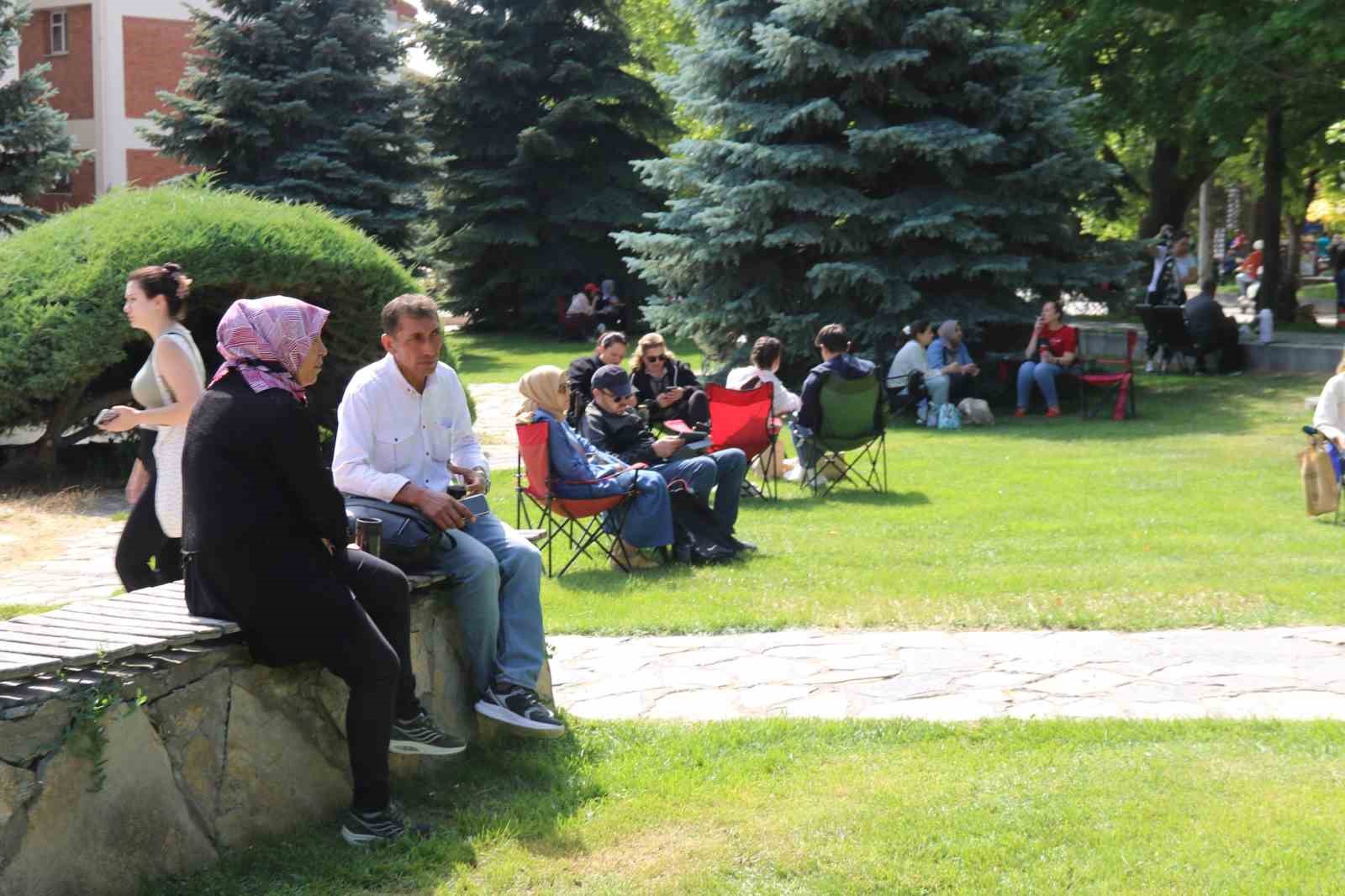 Öğrenciler sınfta ter döktü veliler dışarıda dua etti 