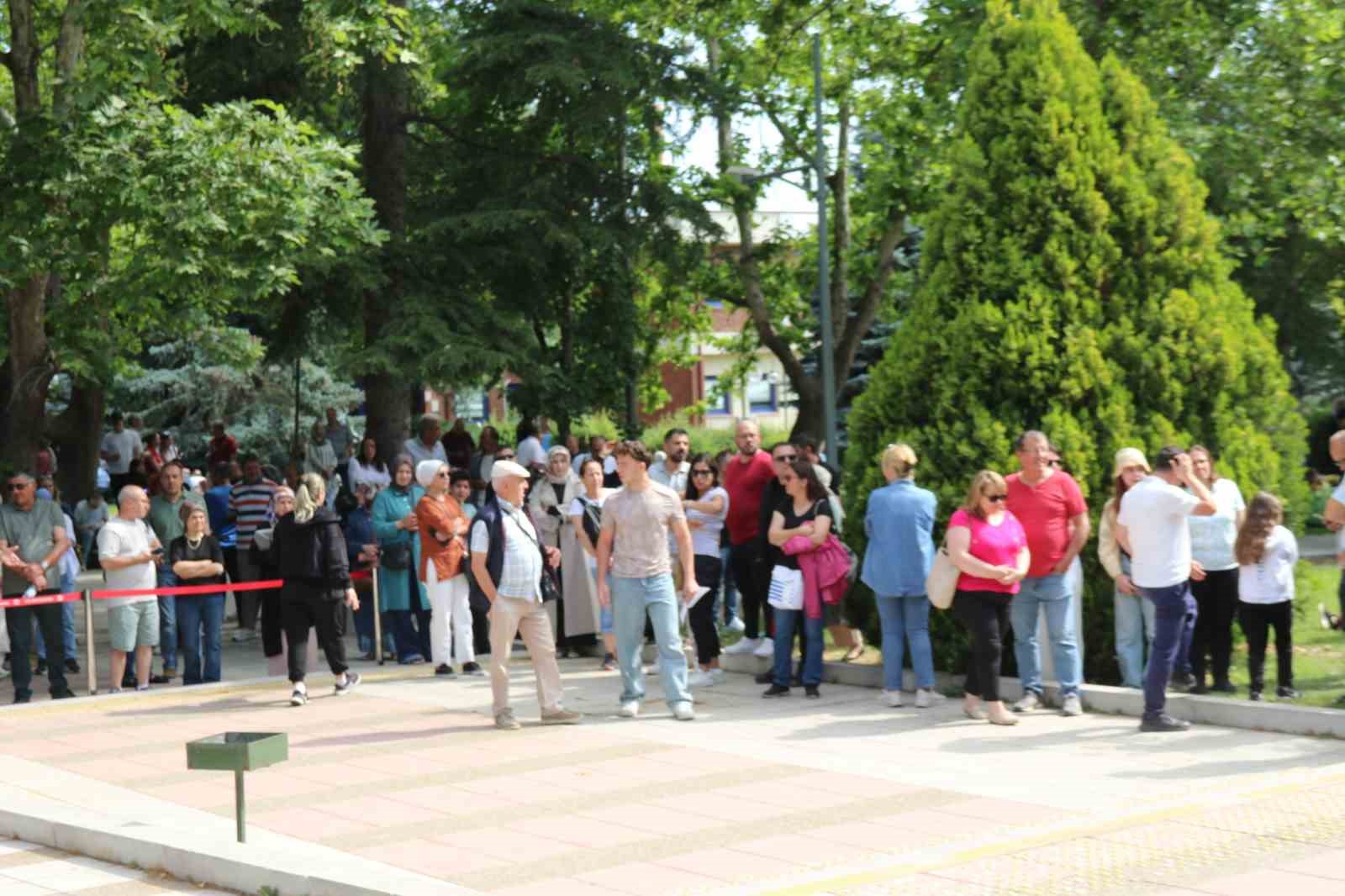 Öğrenciler sınfta ter döktü veliler dışarıda dua etti 