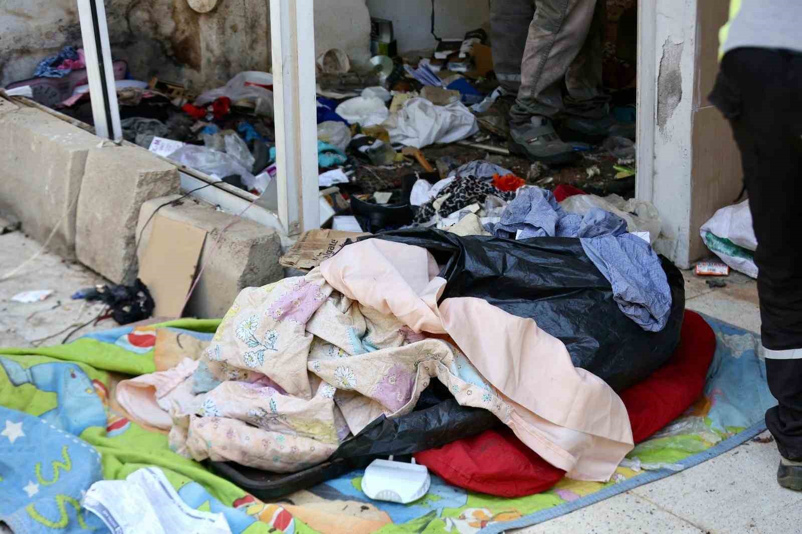 Kepez’de çöp ev operasyonunda 2 ayrı evden 8 kamyon dolusu çöp çıktı 