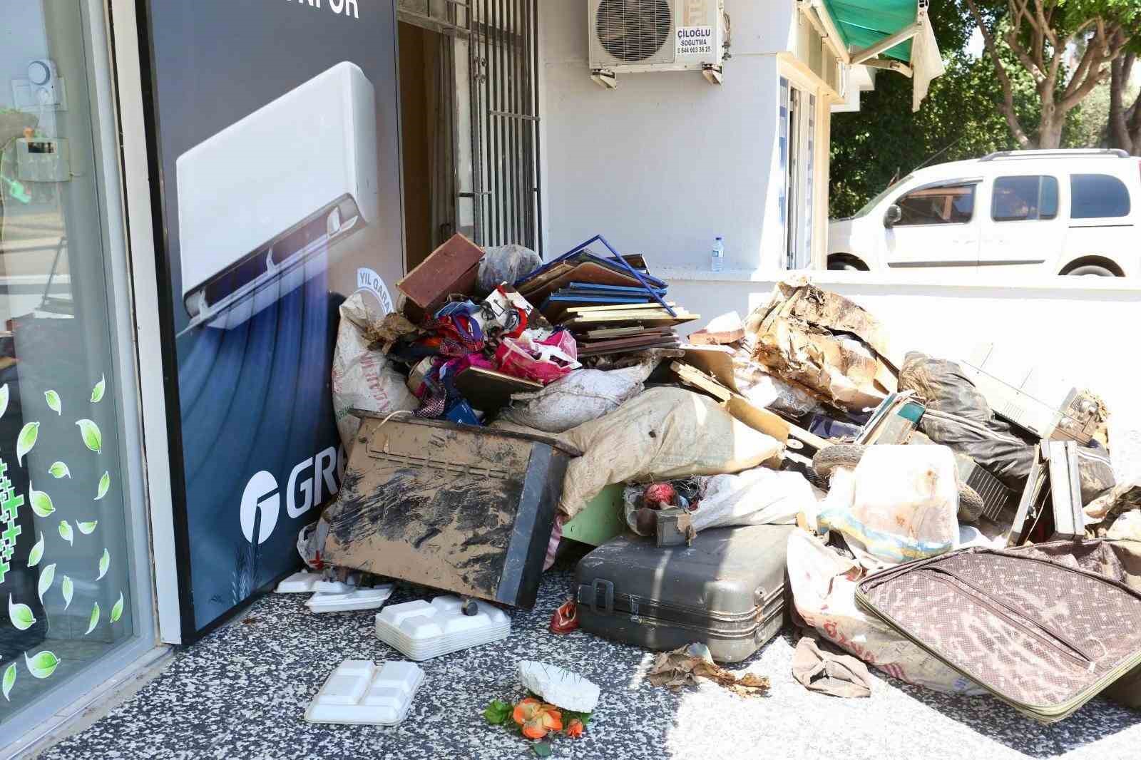 Kepez’de çöp ev operasyonunda 2 ayrı evden 8 kamyon dolusu çöp çıktı 