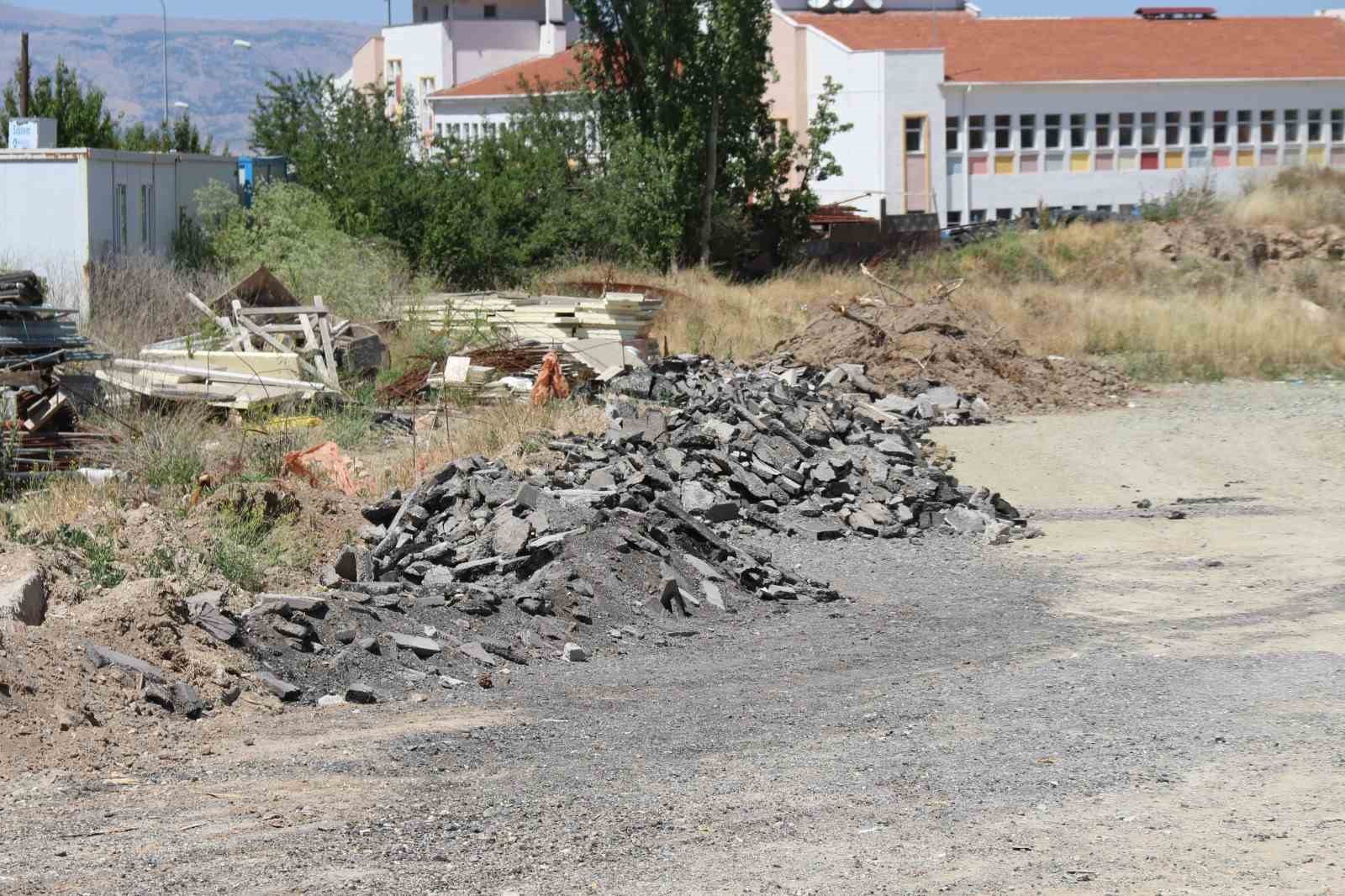 Erenköy mahalle muhtarından kirletilen boş arazi tepkisi 