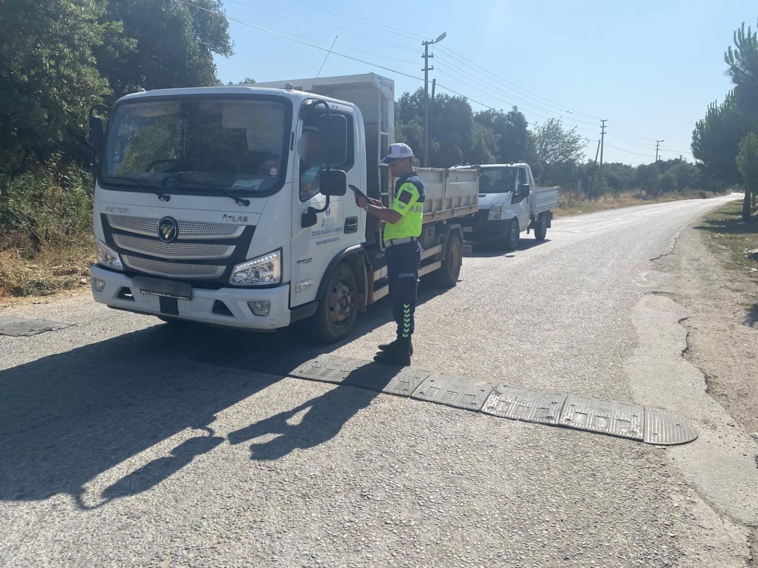 Jandarma ekiplerinden şok trafik uygulaması: 52 sürücüye cezai işlem uygulanı 