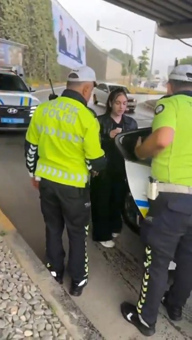 Sınava geç kalan öğrencilerin yardımına polis ekipleri yetişti 