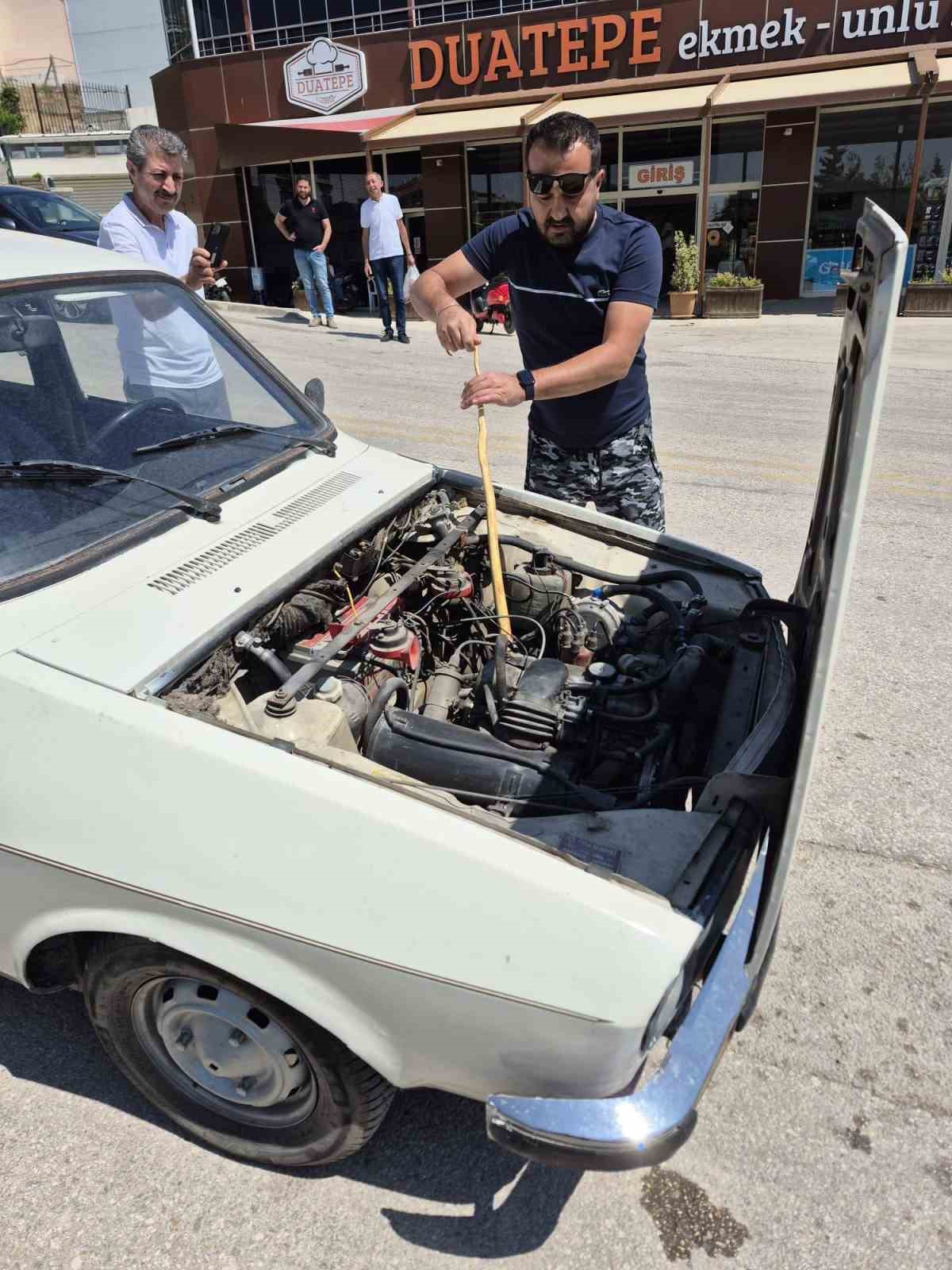 Aracın motoruna giren yılanı elindeki sopayla çıkardı 