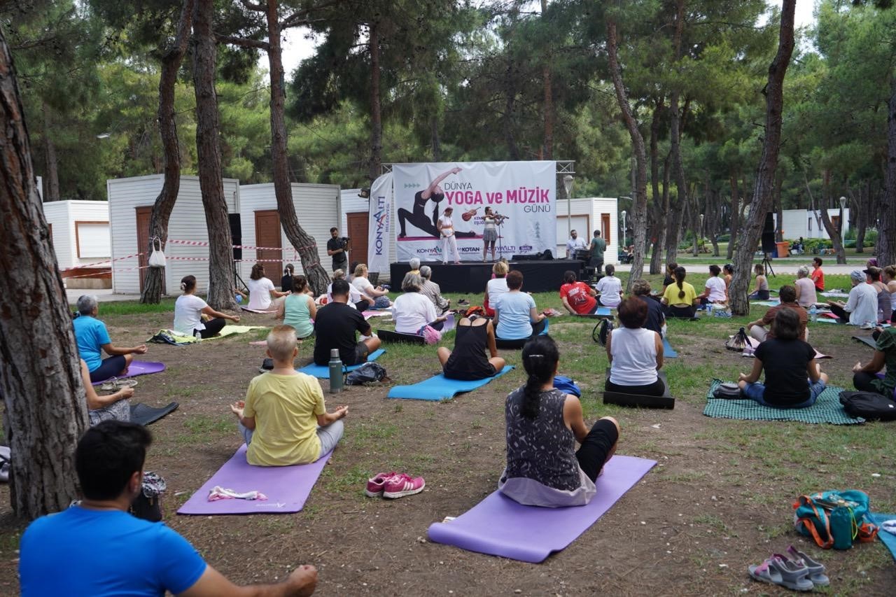 Konyaaltılılar keman dinletisi eşliğinde yoga yaptı 