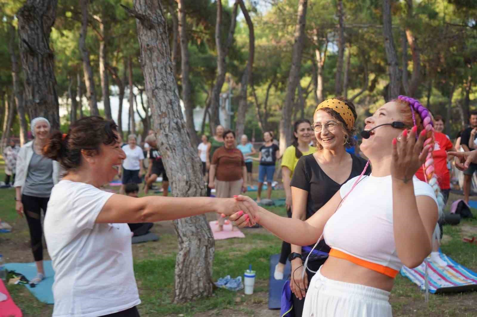 Konyaaltılılar keman dinletisi eşliğinde yoga yaptı 