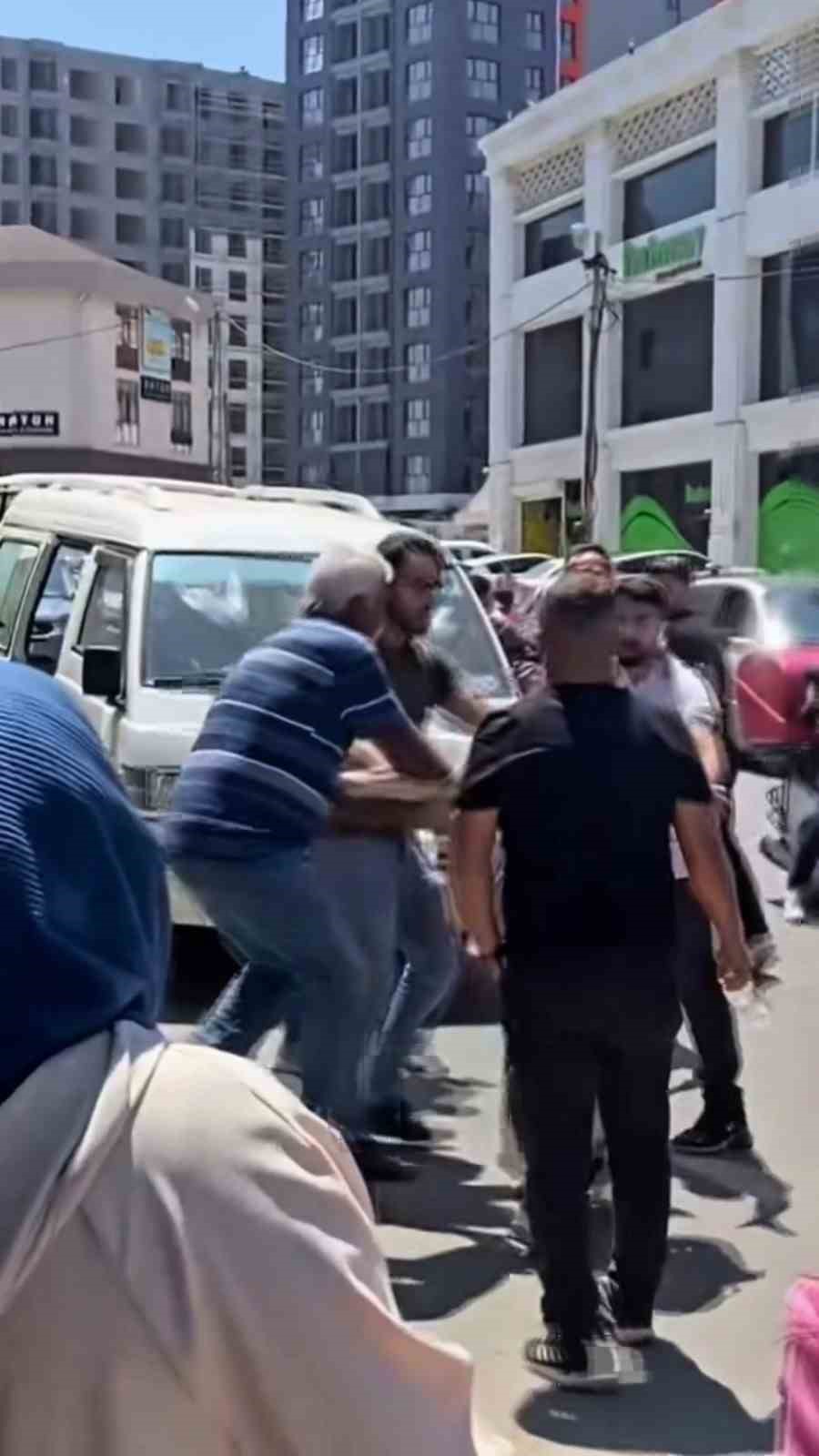 Pendik’te otobüste yer verme kavgası: Kadın yolcular birbirine girdi 